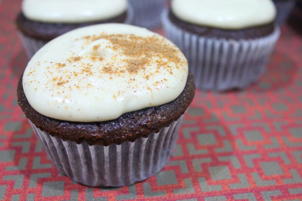 Receta de cupcakes de chocolate y chai con betún de queso crema
