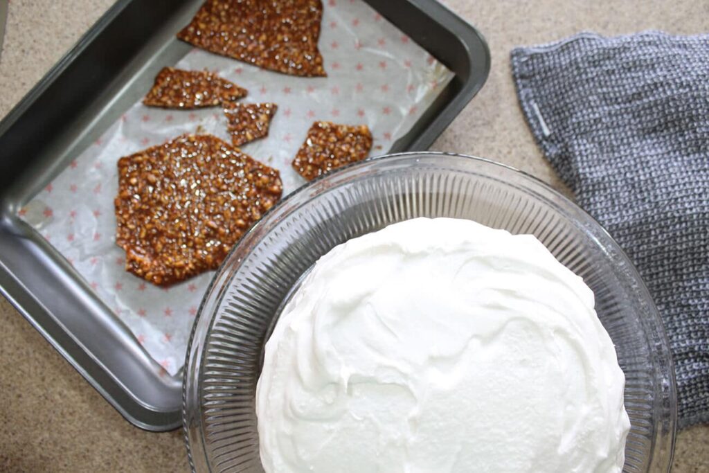 Pastel de vainilla con merengue y praliné de almendras encima