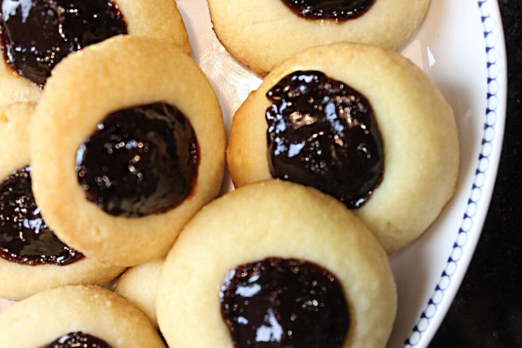 Galletas de almendra con relleno de ciruela
