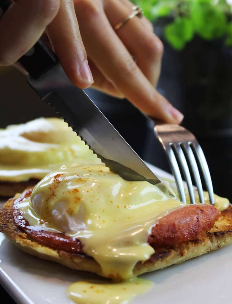 Huevos benedictinos con huevo pochado