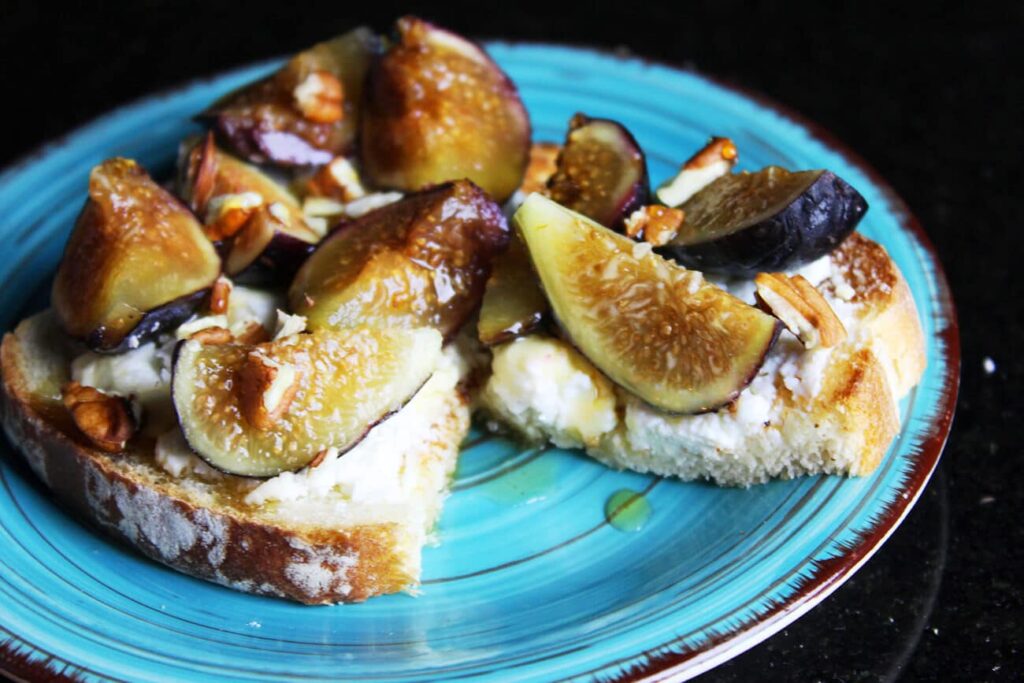 Toast with figs, goat cheese, nuts and honey 