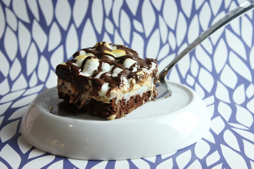 How to make smores brownies with chocolate drizzle