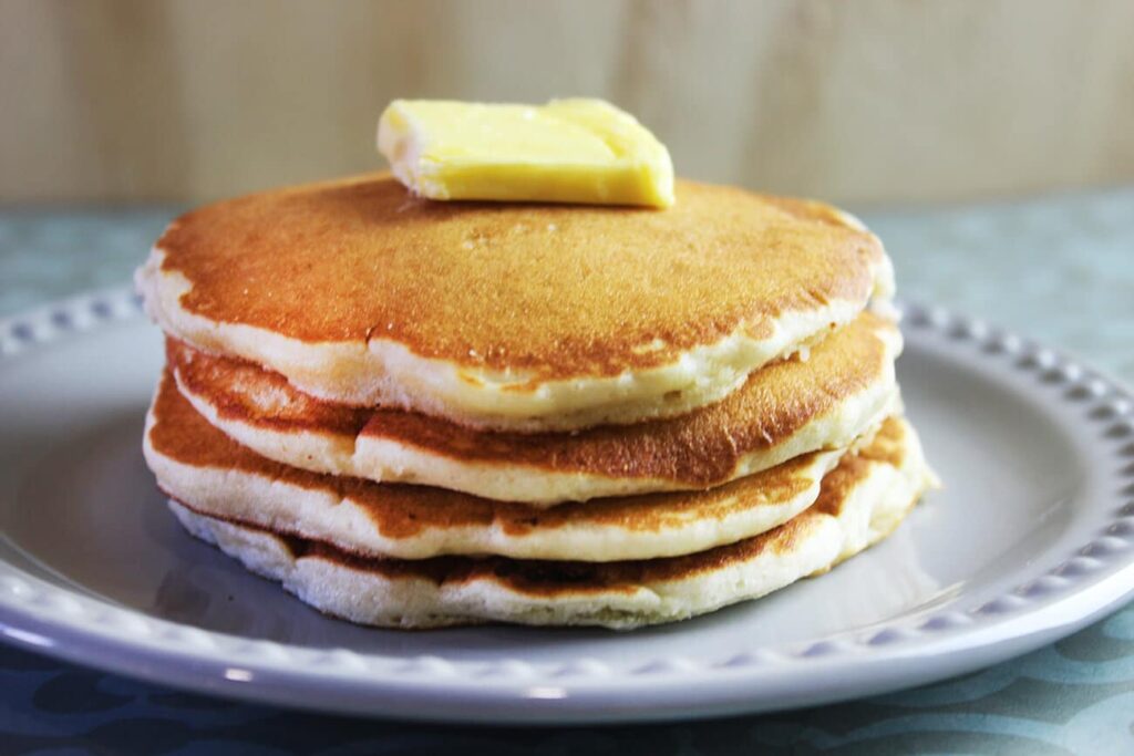 Presentation of a warm serving of classic fluffy hot cakes.