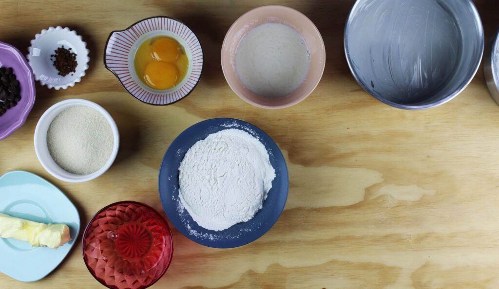 Bodegón que exhibe las 6 herramientas e instrumentos de cocina necesarios para elaborar postres.