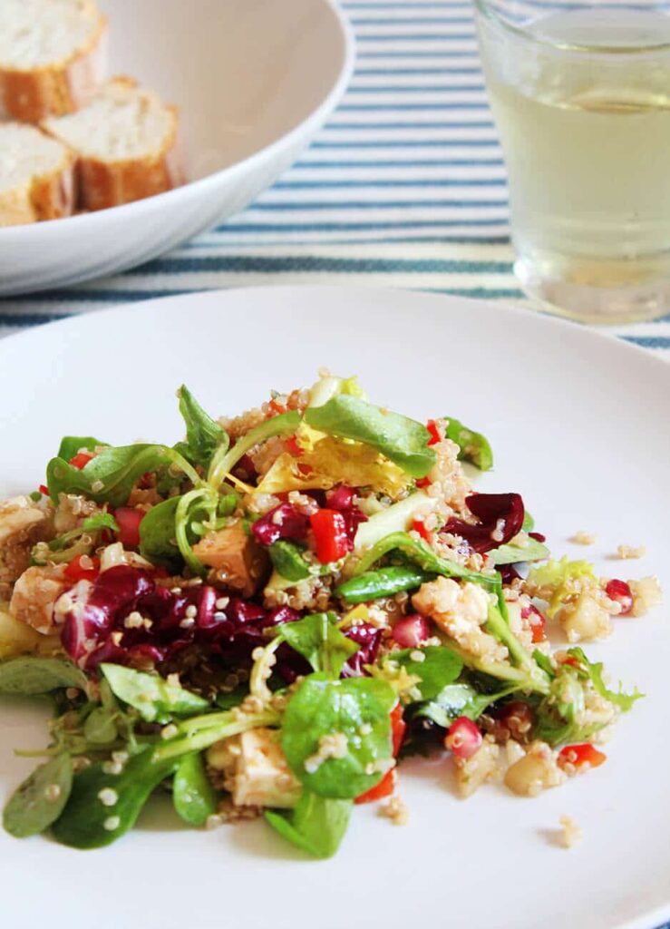 Ensalada de quinoa con granada y queso fresco