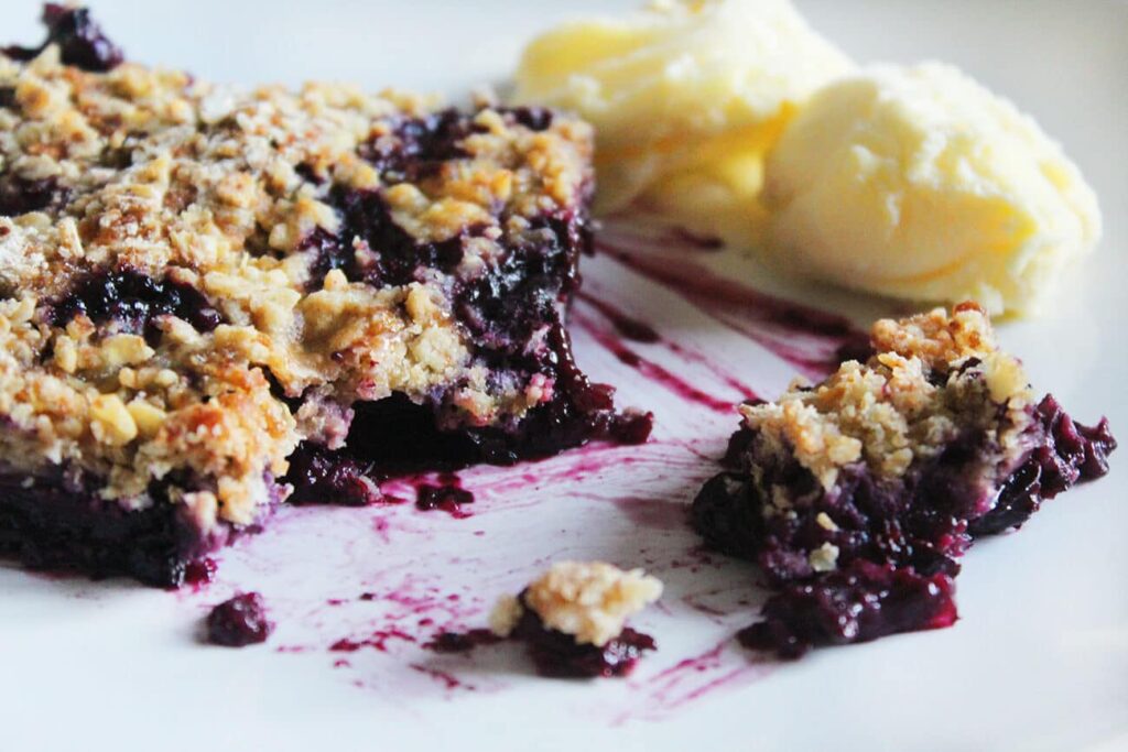Crujiente de arándanos o blueberries