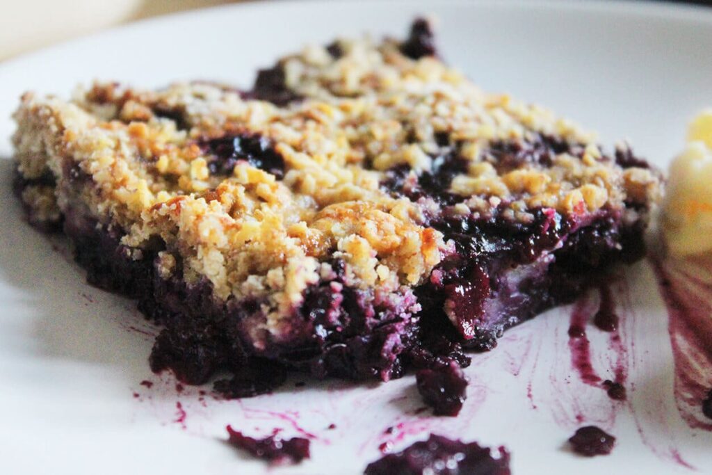 Crujiente de arándanos o blueberries