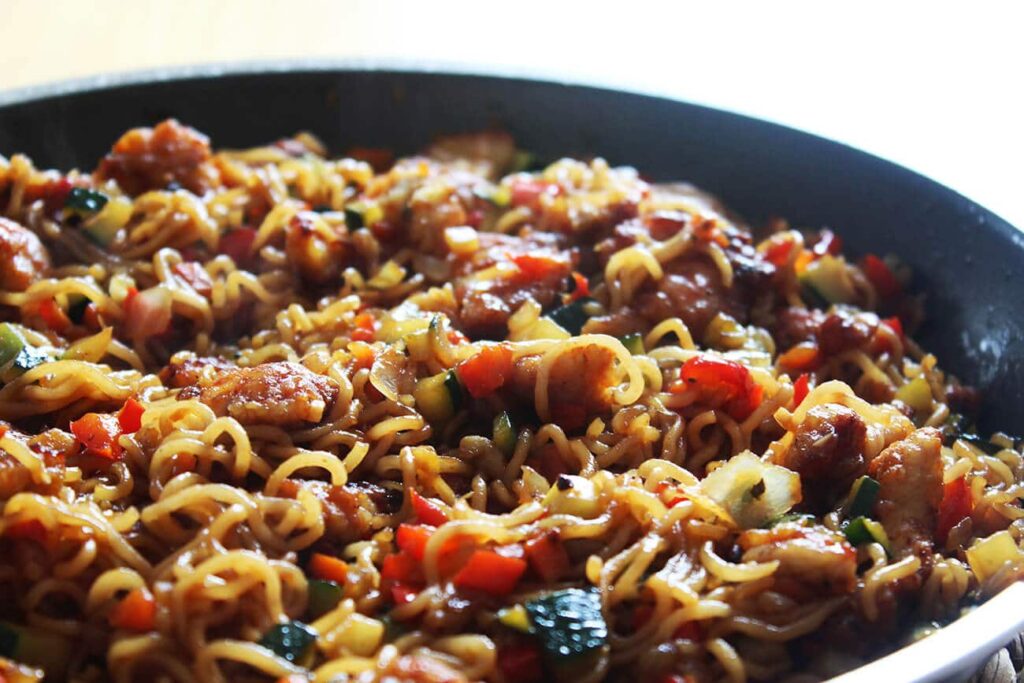 Fideos fritos al estilo chino con pollo