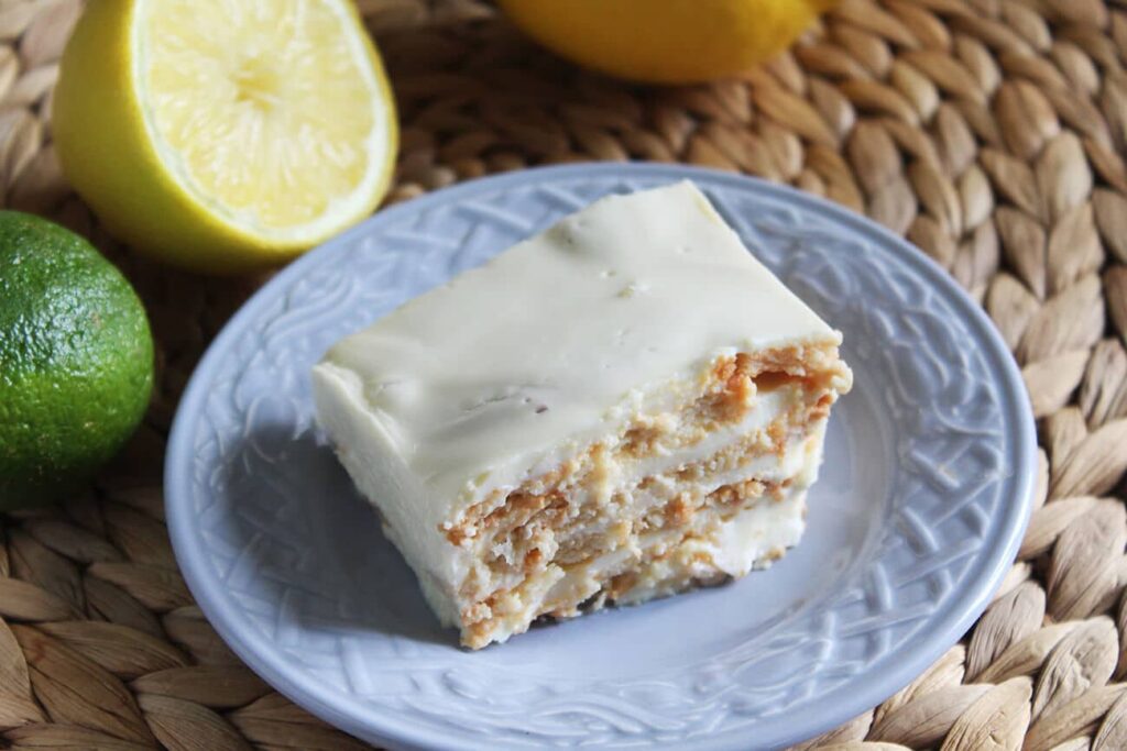 Presentation of the whole baked dessert following the traditional lemon cookie pie recipe.