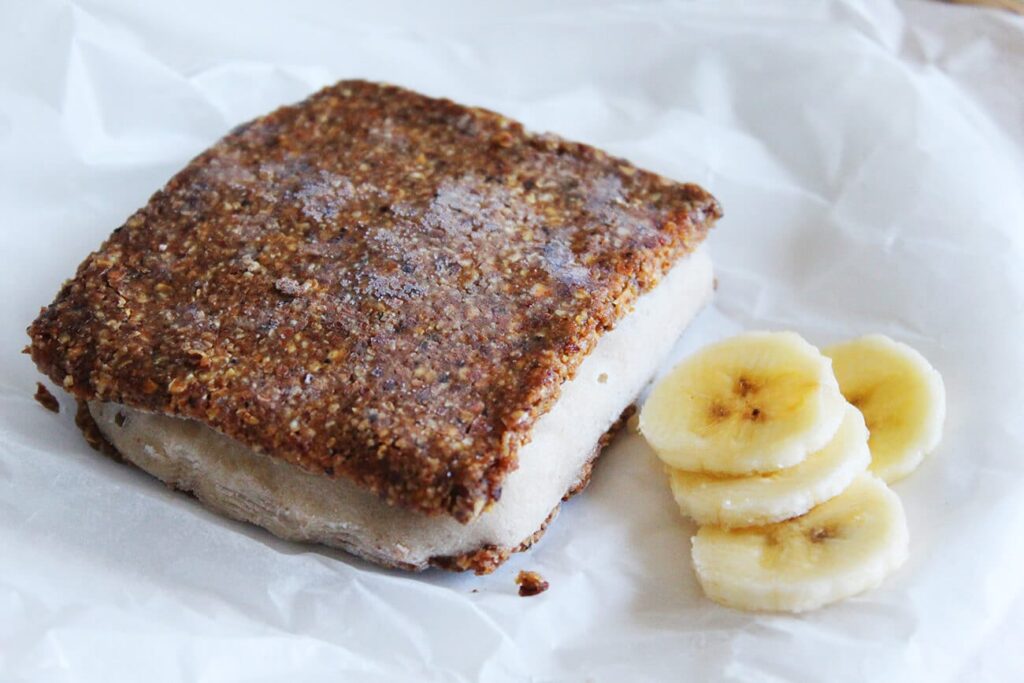 Sandwich de helado de plátano