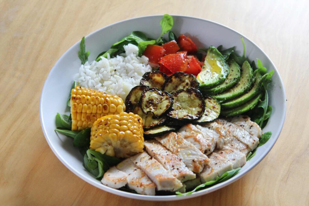 Buddha bowl de pavo con verduras y arroz
