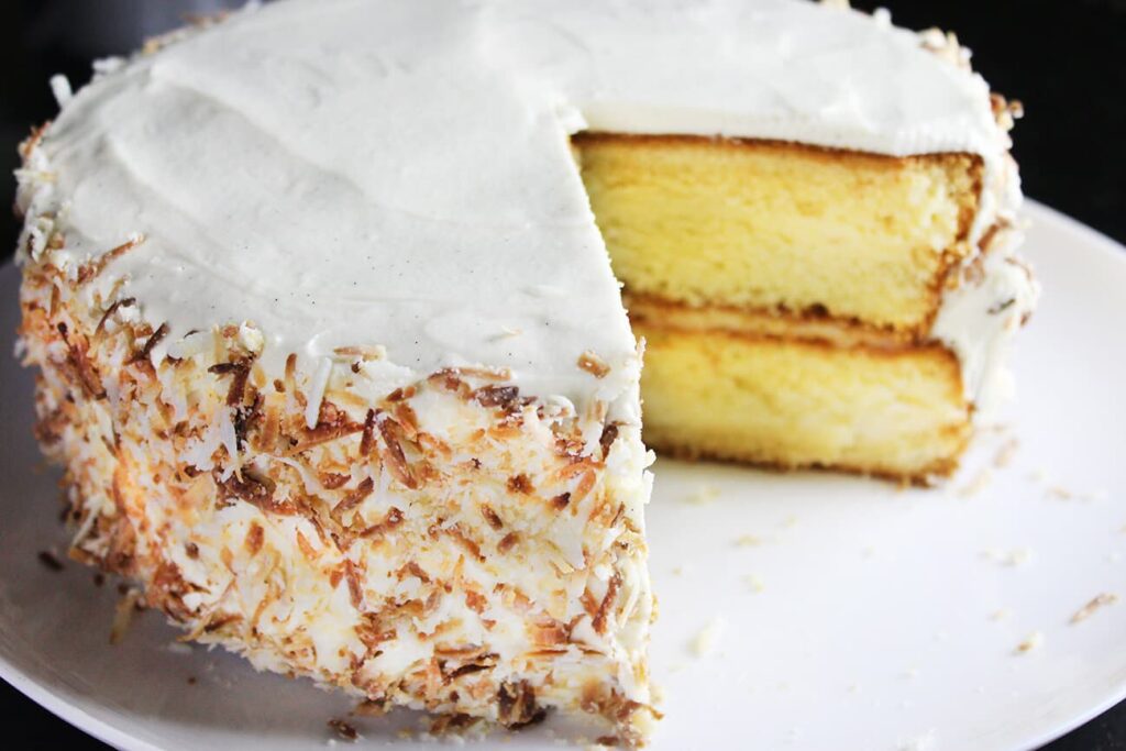 Pastel de coco con betún de mantequilla