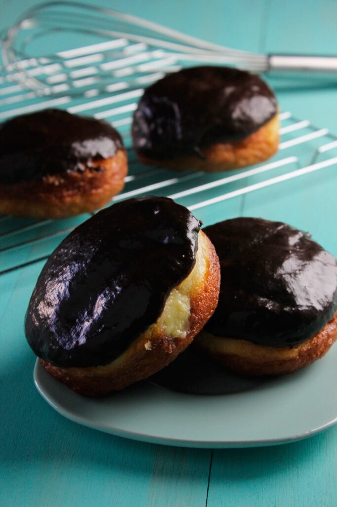 Donuts rellenos de crema con chocolate encima
