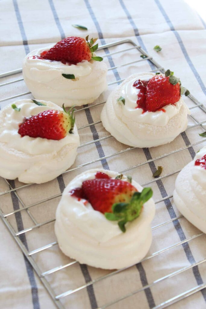 Mi pavlovas con crema o nata y fresas