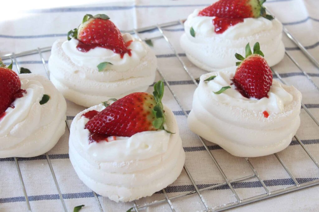 Mi pavlovas con fresas y salsa de fresas receta