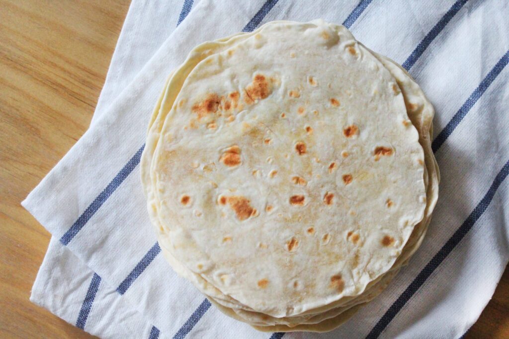 Presentación de la pila de tortillas de harina suaves y caseras.