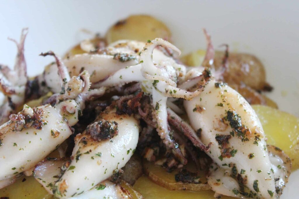 Chipirones a la plancha con perejil y patatas o papas