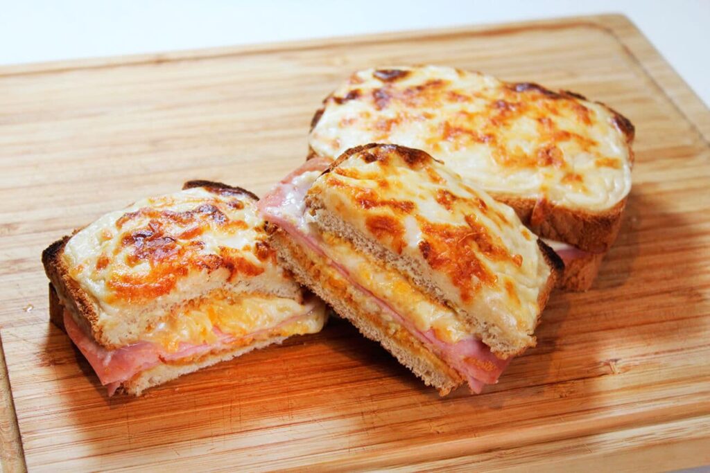 Horizontal presentation displaying the croque monsieur sandwich.