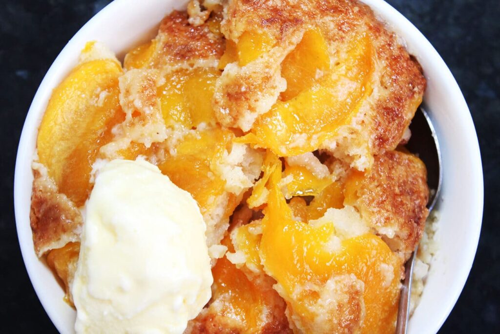 peach cobbler recipe top close