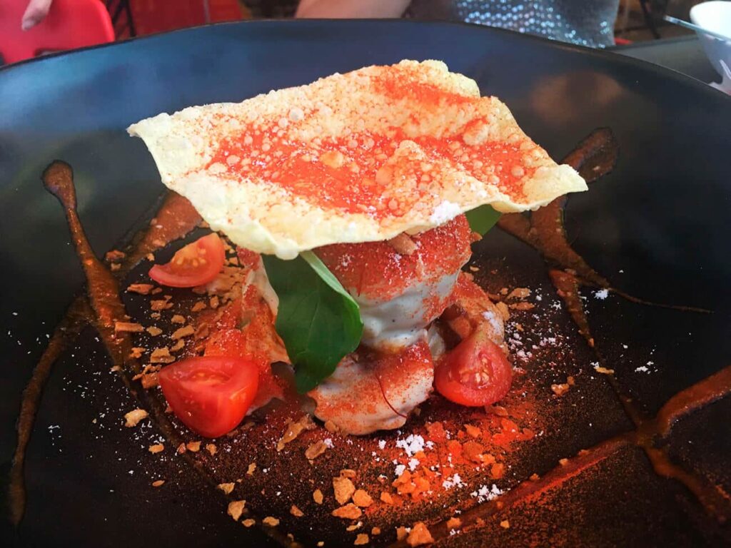 Presentación del plato de lasaña koreana streetxo incluido en la evaluación gastronómica.