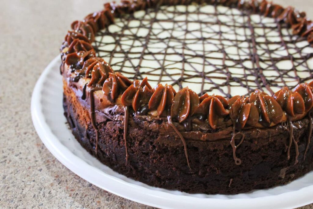 Cheesecake con base de brownie 