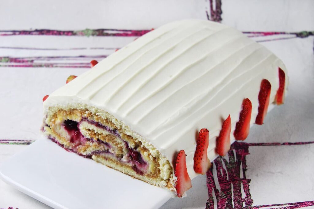 Berries cake roll
