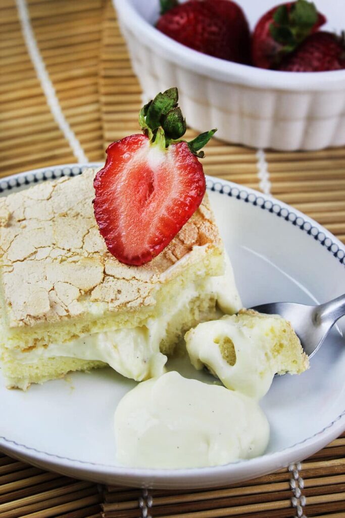 Receta pastel noruego de merengue suave con crema pastelera y fresas frescas