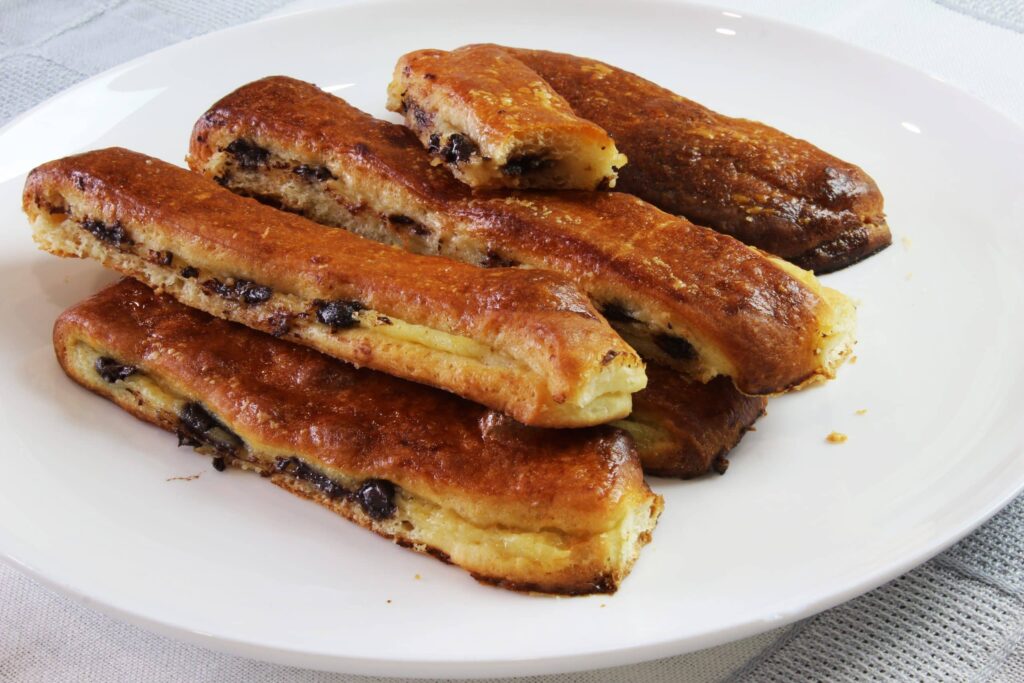 Perspectiva de lado que muestra la forma horneada del brioche suizo de chocolate.
