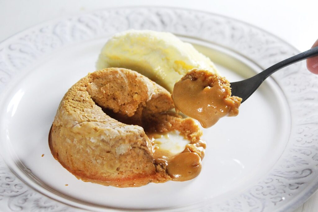 Presentation of the warm oozing dulce de leche coulant dessert.