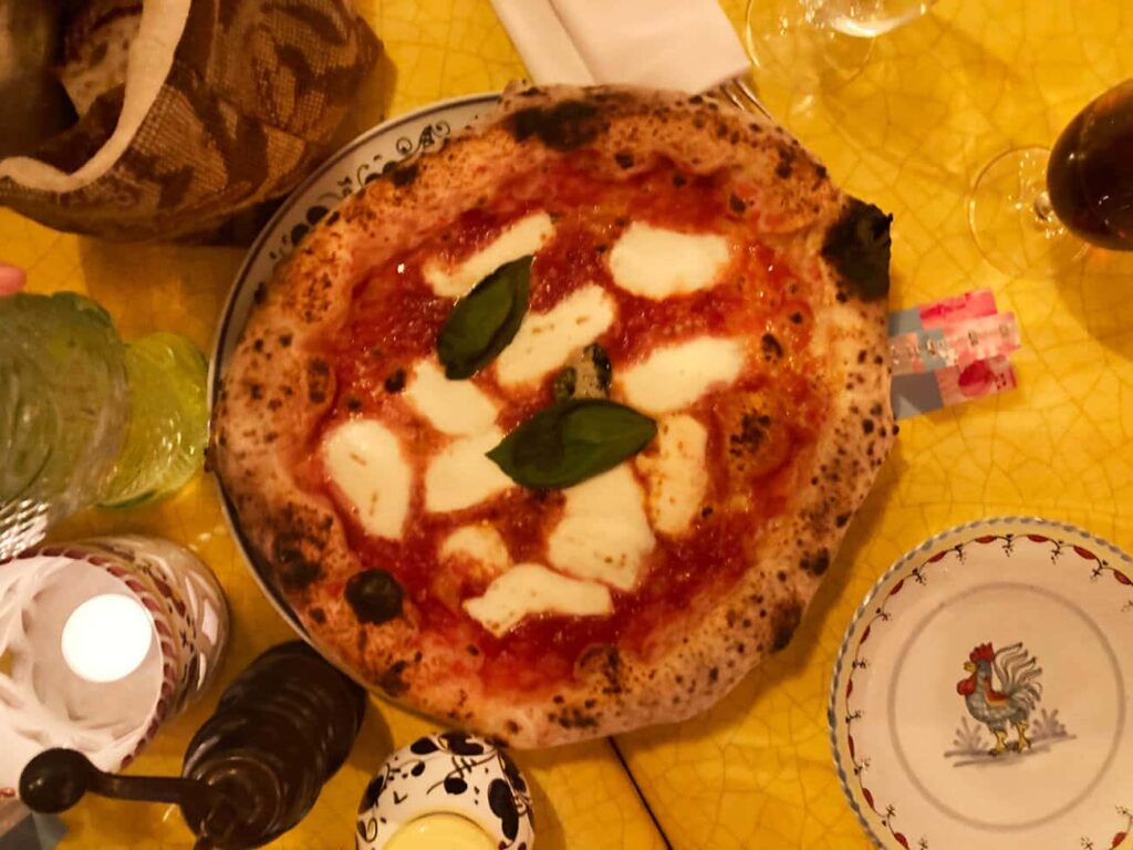 Presentación de la pizza margarita bel mondo dentro de la reseña gastronómica.