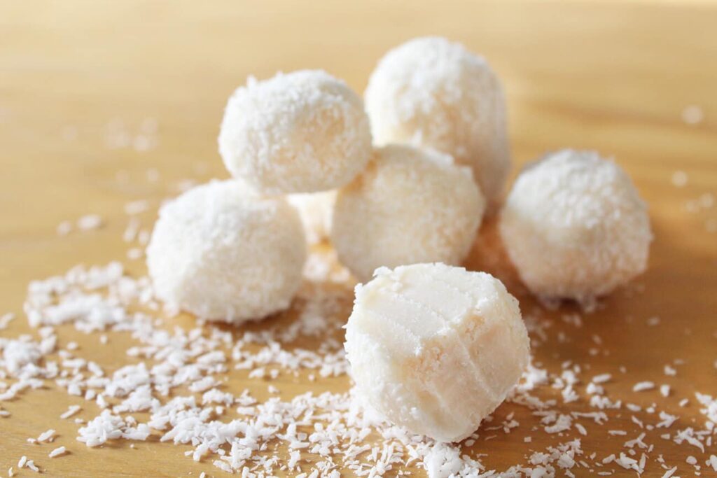Bolitas de coco con 4 ingredientes