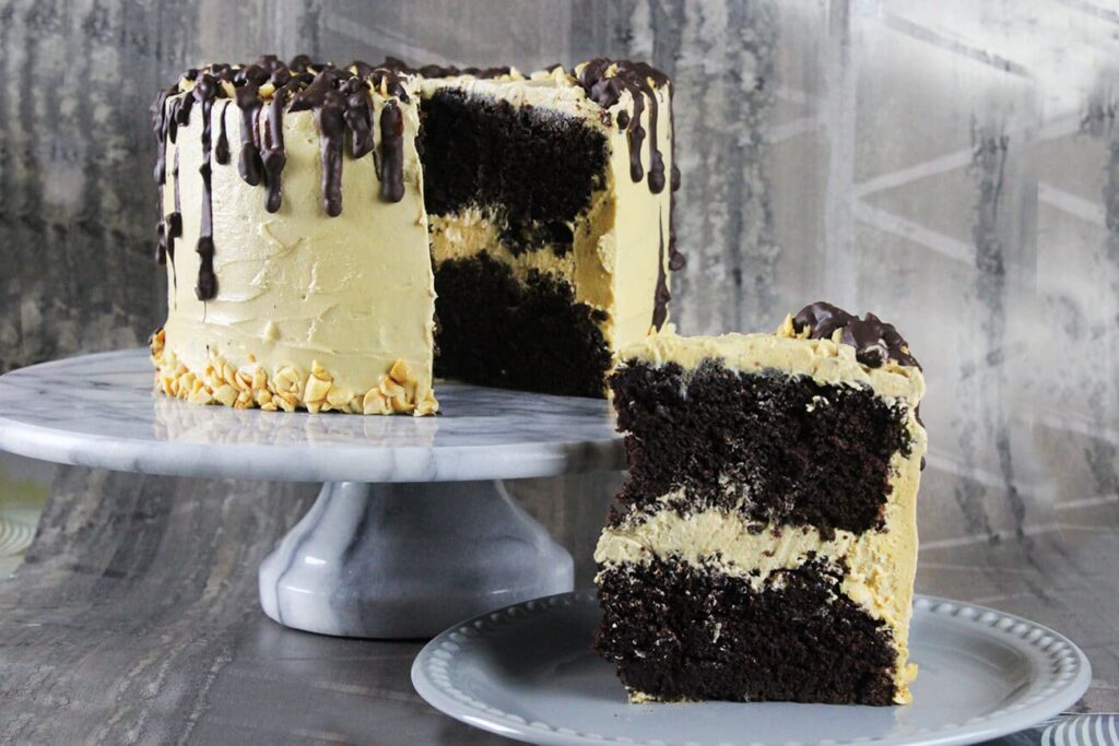Pastel vegano de chocolate con crema de cacahuete