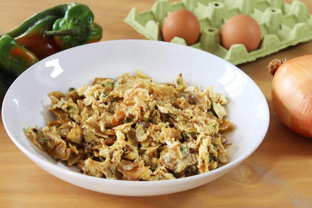 Eggs with corn tortillas with chile and onion