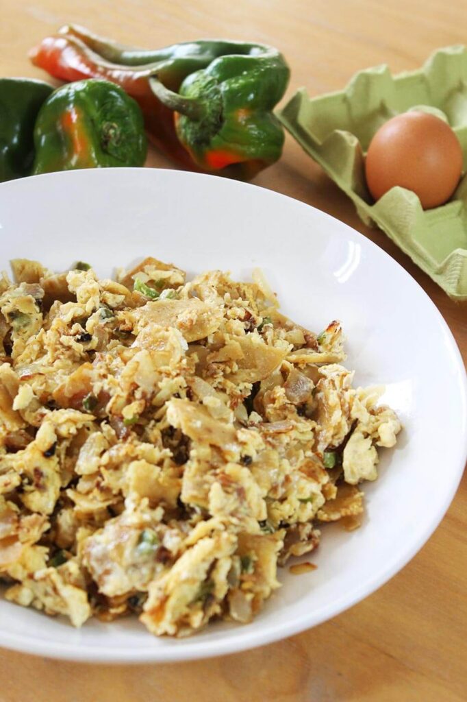 Mexican scrambled eggs with corn tortillas