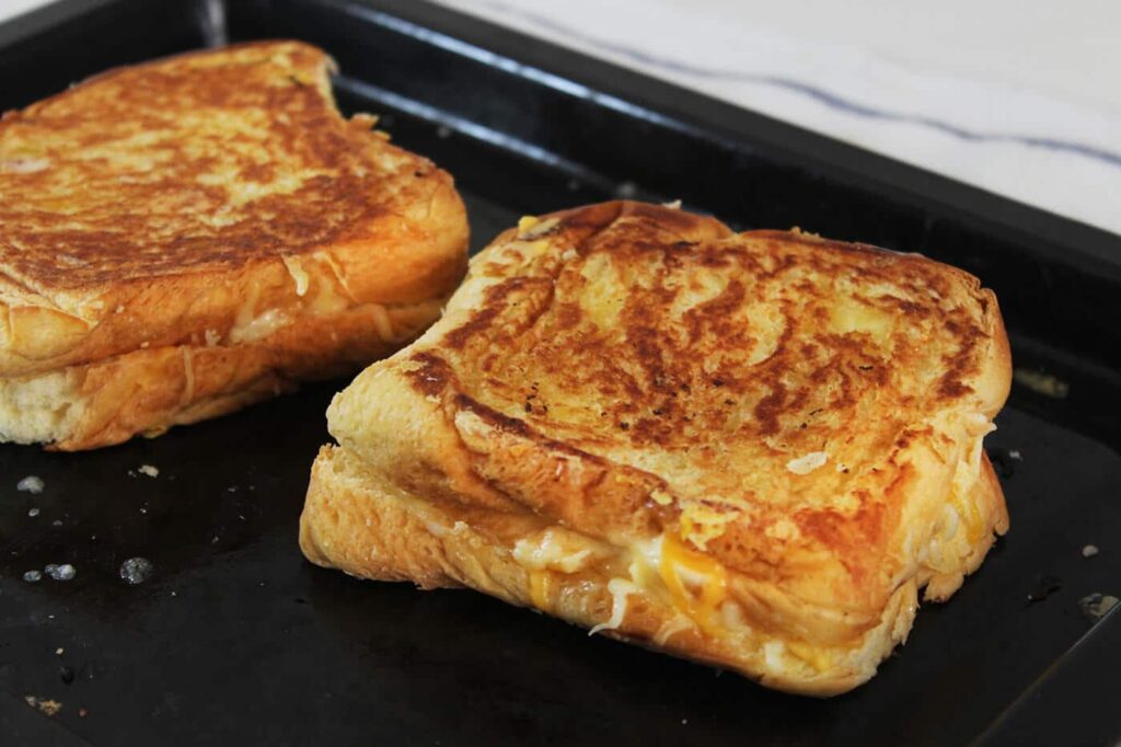 Cómo hacer un sándwich de queso fundido