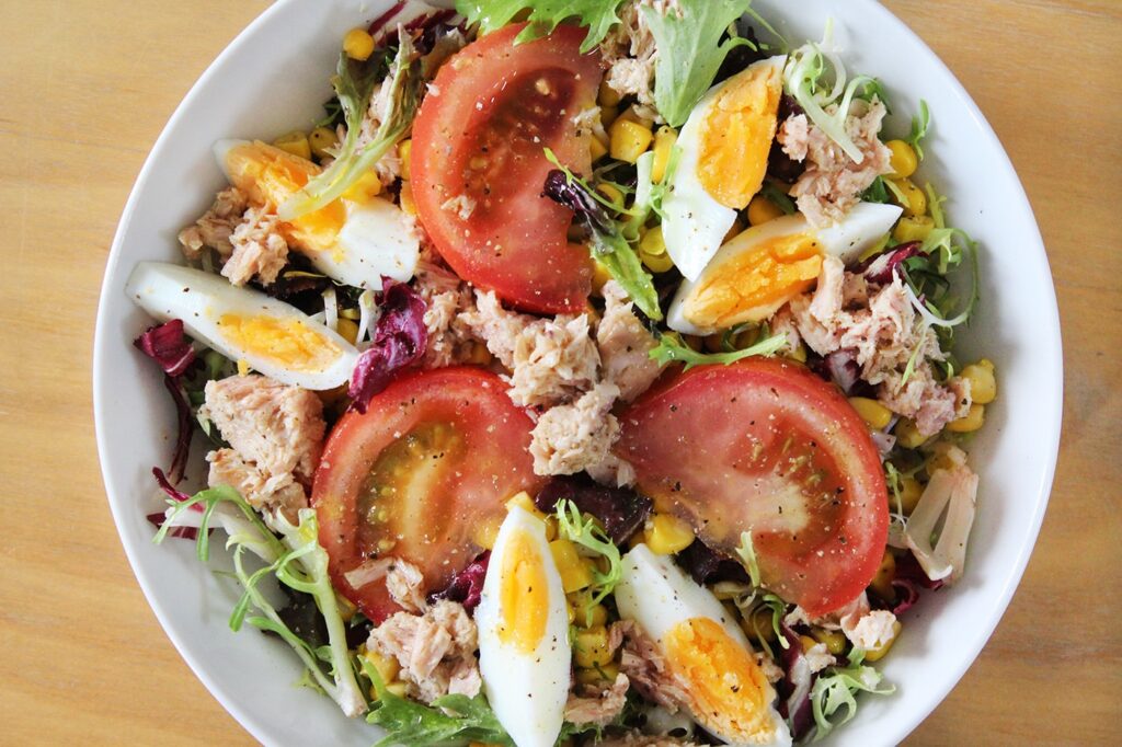 Ensalada de atún con huevo