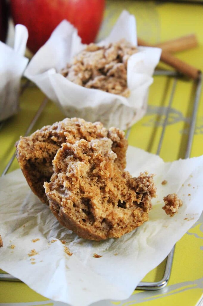 Muffins de manzana con crumble y glaseado