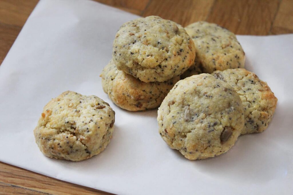 Poppy seed and sesame butter cookies recipe