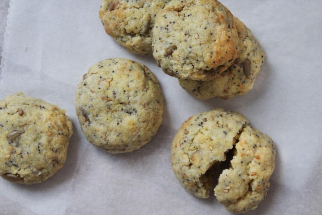 How to make poppy seed and sesame butter cookies