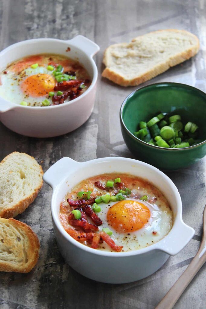 Receta de huevos en cocotte con tomate queso y tocino