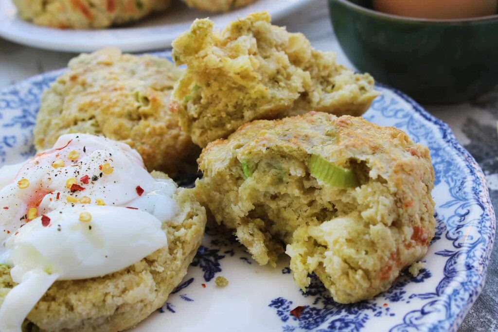 Receta de scones de queso pesto y puerro 