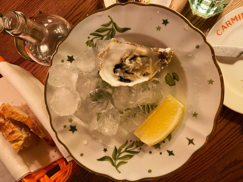 Toma alternativa a escala de las ostras frescas preparadas para la evaluación del restaurante.