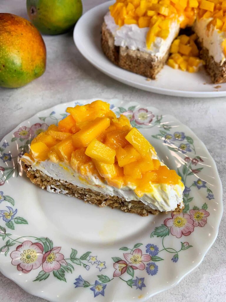Mango meringue cake