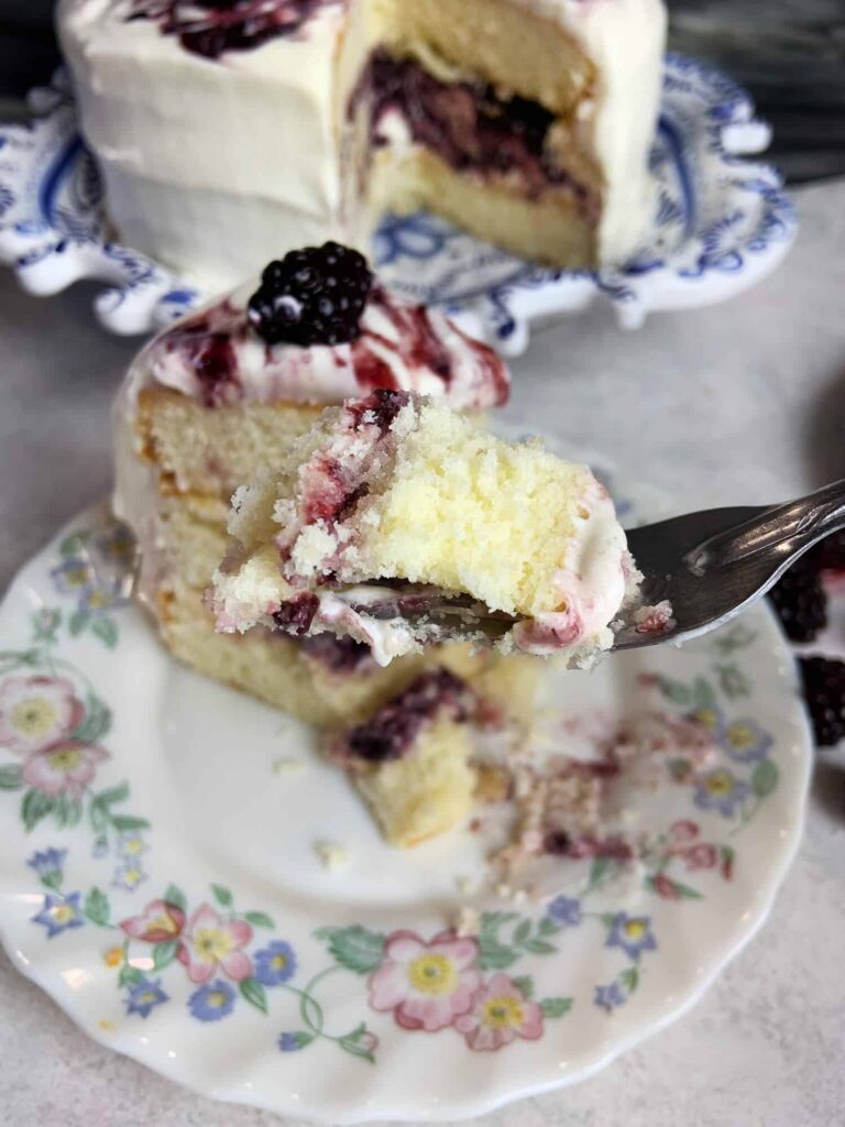 Pastel blanco con relleno de zarzamora receta
