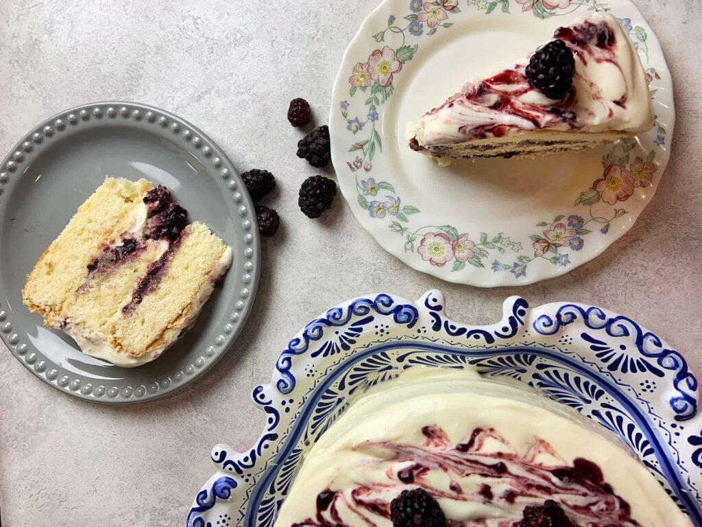 Pastel blanco con relleno de zarzamora