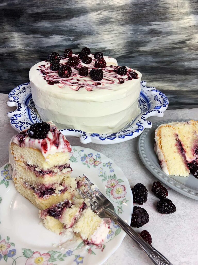 Pastel blanco con relleno de zarzamora cómo hacer