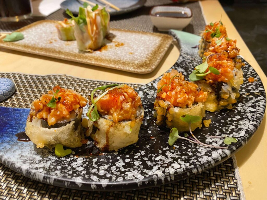 Presentación del platillo crujiente empanizado chic tempura en la evaluación de chic sushi.