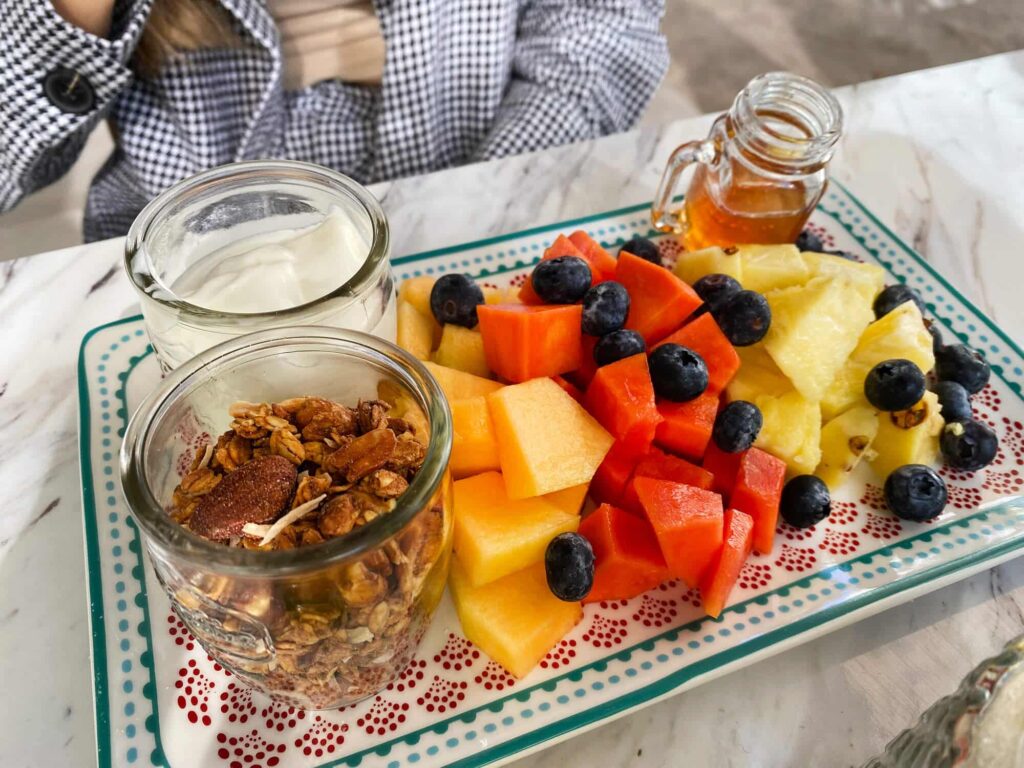 Tazón fresco de yogurt con fruta crema y nata reseñado en el menú.