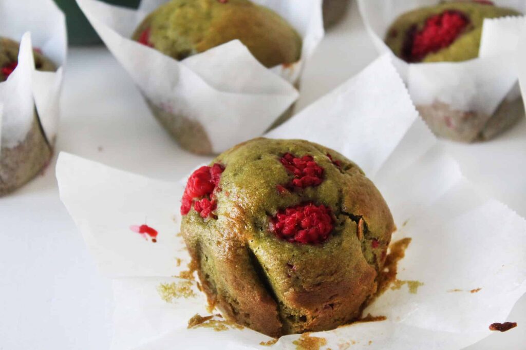 Cómo hacer muffins de matcha y frambuesa