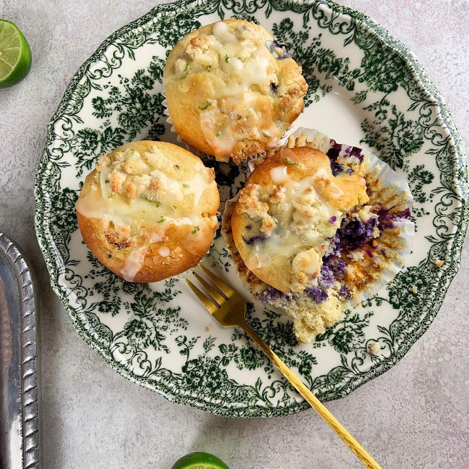 Fotografía de la receta de muffins de queso crema con limón y blueberries.